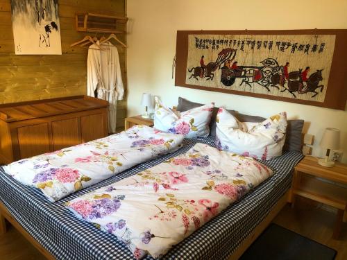 Una cama con dos almohadas encima. en Haus Alwine, en Borkheide