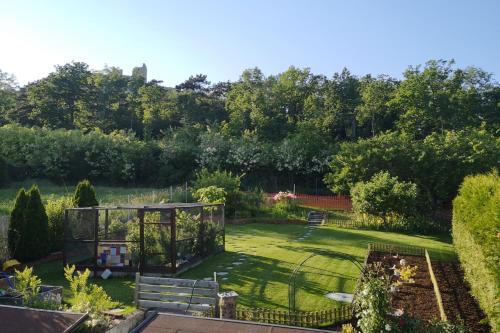 a garden with a gazebo in the middle at Ferienwohnung Familie Stuhr in Staatz