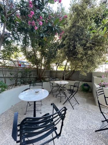 Un jardín fuera de Platon Hotel