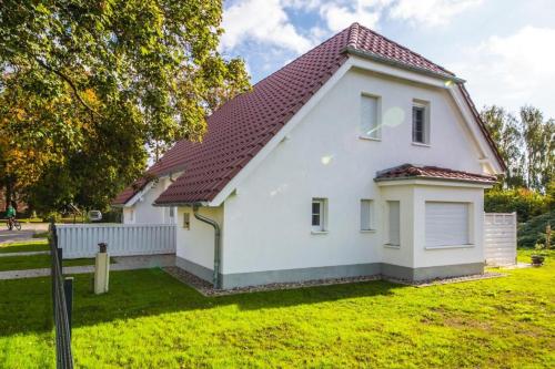 ein weißes Haus mit rotem Dach in der Unterkunft Ferienhaus 2 Achterwasser-Findling Usedom in Lütow