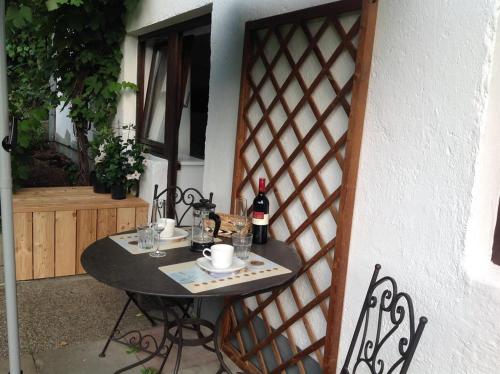 einen Tisch und Stühle auf einer Terrasse mit einem Fenster in der Unterkunft Oberholzer Landhaus & Appartement in Ellmau