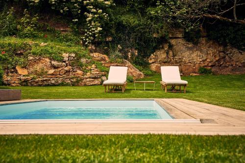 due sedie e una piscina in erba di VILLA FIGUE BLANCHE a Montagny-lès-Buxy