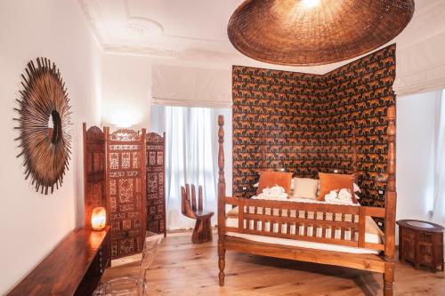 Zimmer mit einem Bett und einer Wand mit einem Spiegel in der Unterkunft La Casa delle Tartarughe in Rom