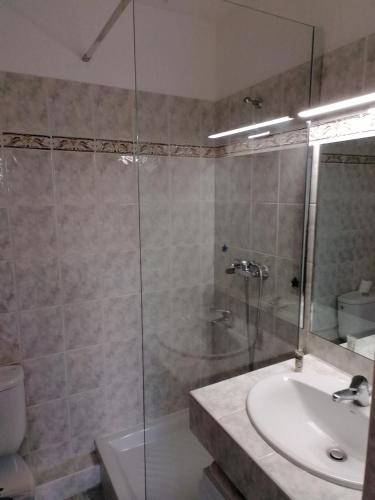 une salle de bain avec une douche en verre et un lavabo dans l'établissement Studio neuf 25 m2, terrasse 35 m2 proche port Nice, Centre ville, à Nice