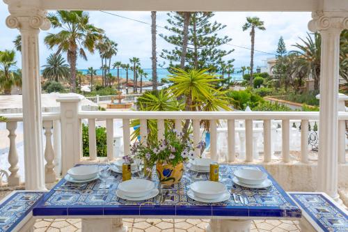 einen Tisch auf einem Balkon mit Meerblick in der Unterkunft Fidalsa Grand Mediterranean Beachfront in Playa Flamenca