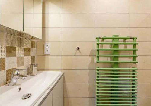 un bagno con un ripiano verde accanto a un lavandino di Chalet Annecy 200m lac, plage & montagnes ad Annecy