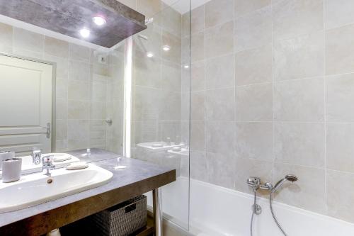 une salle de bain avec un lavabo et une douche dans l'établissement IMMOGROOM - 8 min from the Palais - AC - Quai St Pierre, à Cannes