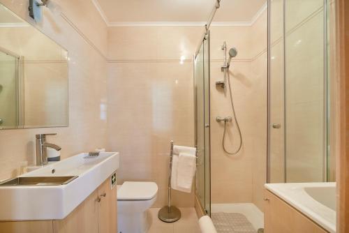 uma casa de banho com um chuveiro, um lavatório e um WC. em Apartament near the beach! Cascais! em Cascais