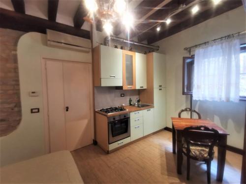 Kuchyňa alebo kuchynka v ubytovaní Canal View Studio Flat