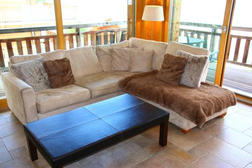 a living room with a couch and a coffee table at Plein Ciel LUXE & MOUNTAIN apartments by Alpvision Résidences in Veysonnaz