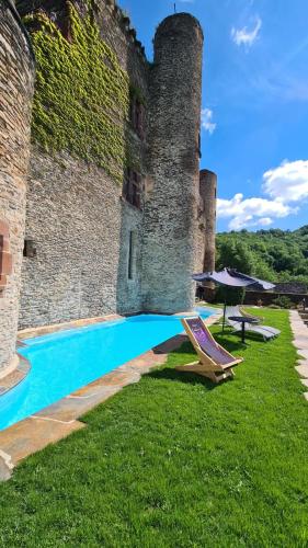 une piscine en face d'un château dans l'établissement Chambre d'Hôtes au Château de Belcastel, à Belcastel