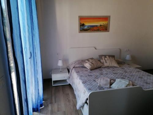 - une petite chambre avec un lit et une fenêtre dans l'établissement Il Piccolo Uliveto del Conero, à Camerano