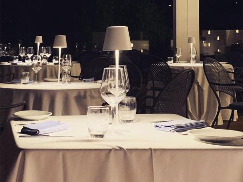 a table with wine glasses on top of it at Hotel Villa Durrueli Resort & Spa in Ischia