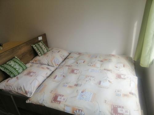 Uma cama ou camas num quarto em Guest House Krahulec