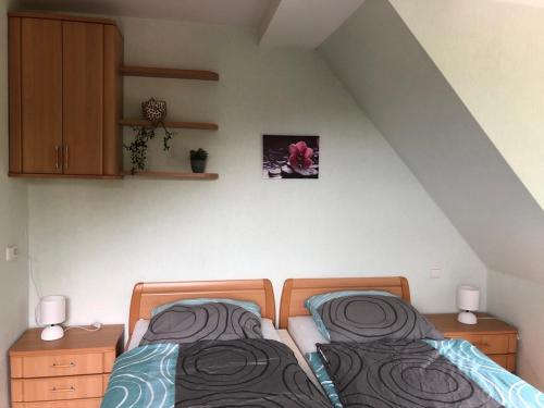 - une chambre mansardée avec 2 lits dans l'établissement Alpaka Haus Sanssouci Tanne Oberharz, à Tanne