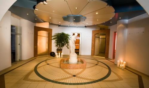 a lobby with a statue in the center of a building at Aparthotel Hochland GmbH in Nauders
