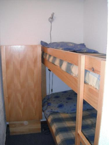 une chambre avec deux lits superposés dans une pièce dans l'établissement studio cabine Praz de Lys, à Taninges