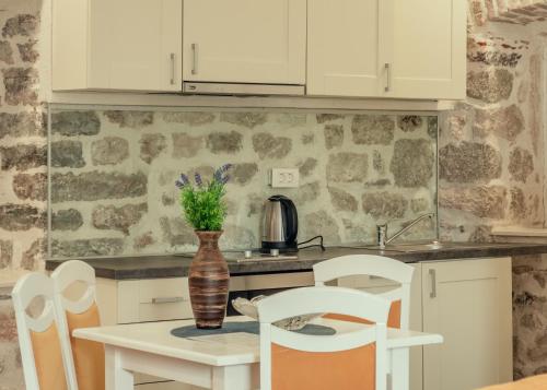 Dapur atau dapur kecil di Sunny Port Apartment & Rooms