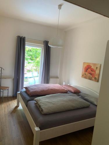 Ce lit se trouve dans une chambre dotée d'une fenêtre et d'un canapé-lit. dans l'établissement Ferienwohnung Elias, à Goslar
