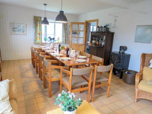 een eetkamer met een lange tafel en stoelen bij Mandøgården in Ribe