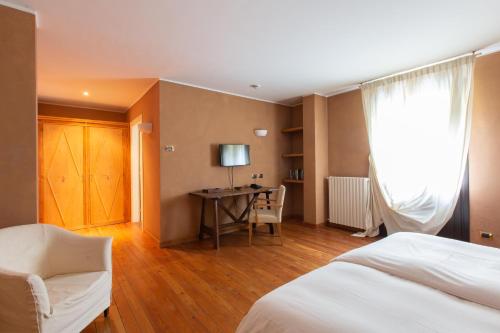 a bedroom with a bed and a television at MH Cristallo in Alagna Valsesia