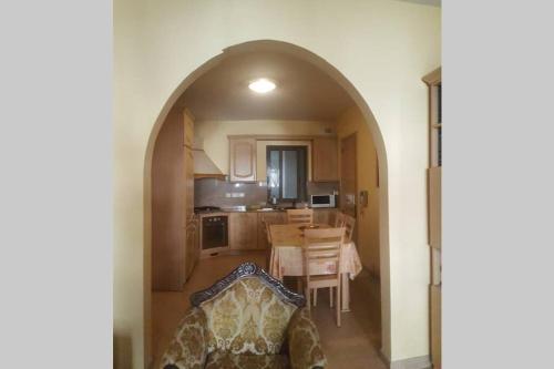 ビルキルカラにあるPrivate room in Shared apartment close to University of Malta & Mater Deiのリビングルーム(キッチンにつながるアーチ型)