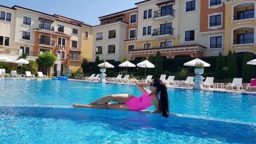 ソゾポルにあるApartment Villa Bianca - Lilly Beach Resortのピンクの服装の女