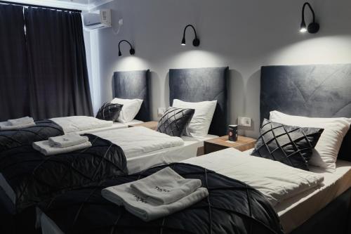 En eller flere senge i et værelse på готель Тячів