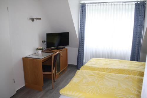 เตียงในห้องที่ Pension / Ferienwohnung Allebrodt