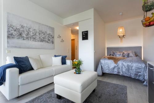 sala de estar con sofá y cama en Tuomas´ luxurious suites, Rakka en Rovaniemi