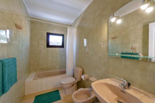 Een badkamer bij Reyes Natur