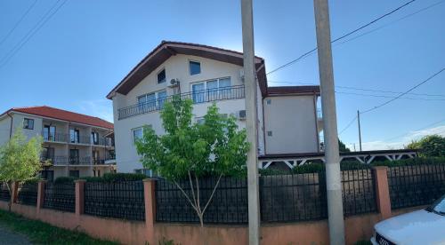 una casa blanca con una valla delante en Vila Dedy, en Costinesti
