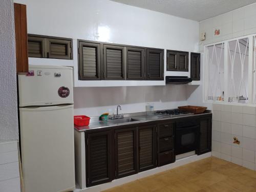 阿納波伊馬的住宿－Agradable casa vacacional cerca al centro de Anapoima，厨房配有白色冰箱和水槽
