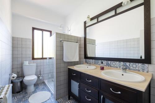 A bathroom at La Pontezuela Alanis