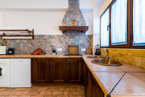 A kitchen or kitchenette at La Pontezuela Alanis