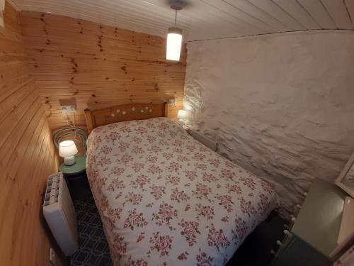 Cherry Tree Cottage - Cosy 19th Century Cottage 객실 침대