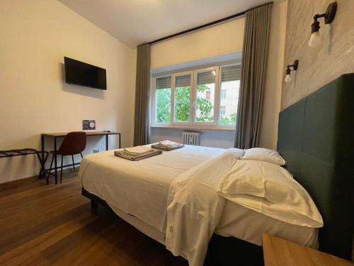 un dormitorio con una cama y una ventana en Luciano Licia Guest House, en Roma
