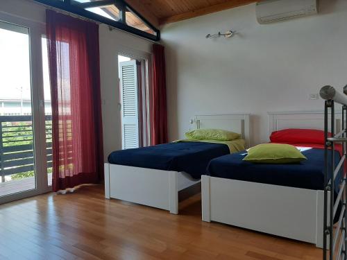 Ліжко або ліжка в номері Loft di Benedetta