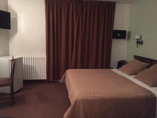  Hotel Folch -  Room  picture :   Minibar    Shower    Bath                           