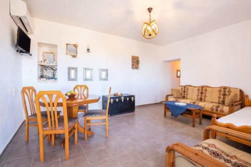Restoran atau tempat lain untuk makan di Ilias Cottage