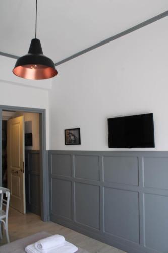 TV a/nebo společenská místnost v ubytování Studio Tsirigotis Sea view