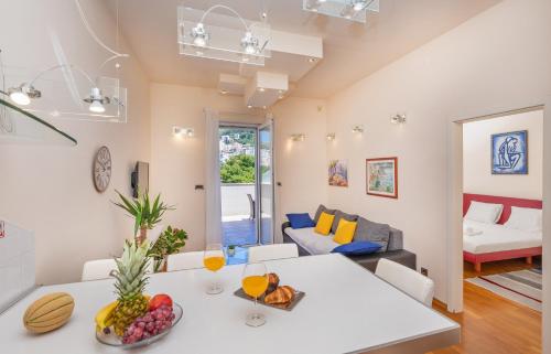 un soggiorno con un tavolo bianco e un divano di AmF Dubrovnik Apartment a Dubrovnik