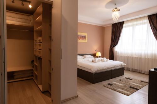 een slaapkamer met een bed en een kast bij DB Apt - Comfort and Space in the heart of Old Town in Braşov