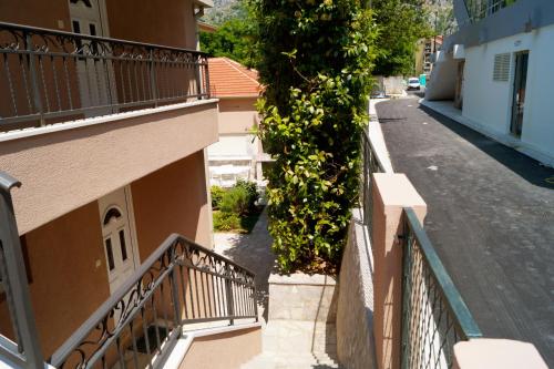 eine leere Straße neben einem Gebäude mit Balkonen in der Unterkunft Veron Apartments in Kotor