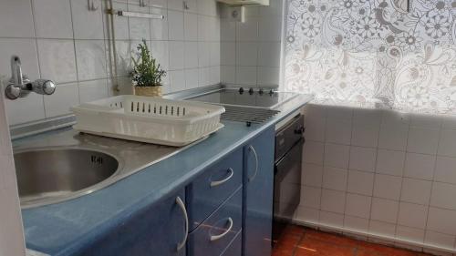 ネルハにあるPerfecto apartamento centricoのキッチン(シンク、カウンタートップ付)