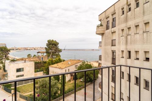 uma vista para a água a partir da varanda de um edifício em Hotel Aubí em Sant Antoni de Calonge