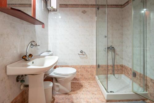a bathroom with a sink toilet and a shower at Villa Tsitreli in Sikia