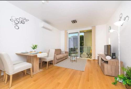 Iris apartment private parking tesisinde bir oturma alanı