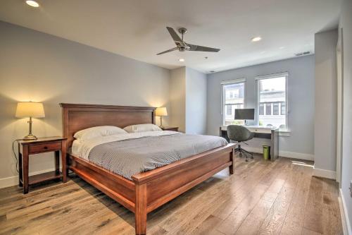 een slaapkamer met een bed en een bureau met een plafondventilator bij Modern D C Retreat with Private Outdoor Space! in Washington