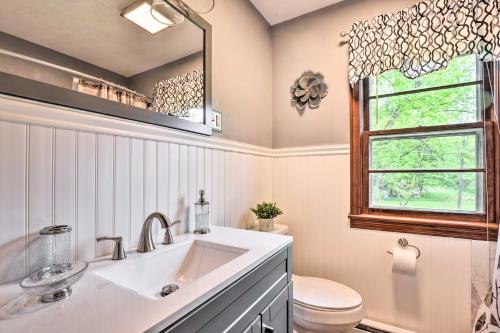 Ένα μπάνιο στο Cozy Family Home with Kayaks, Dock and Fire Pit!